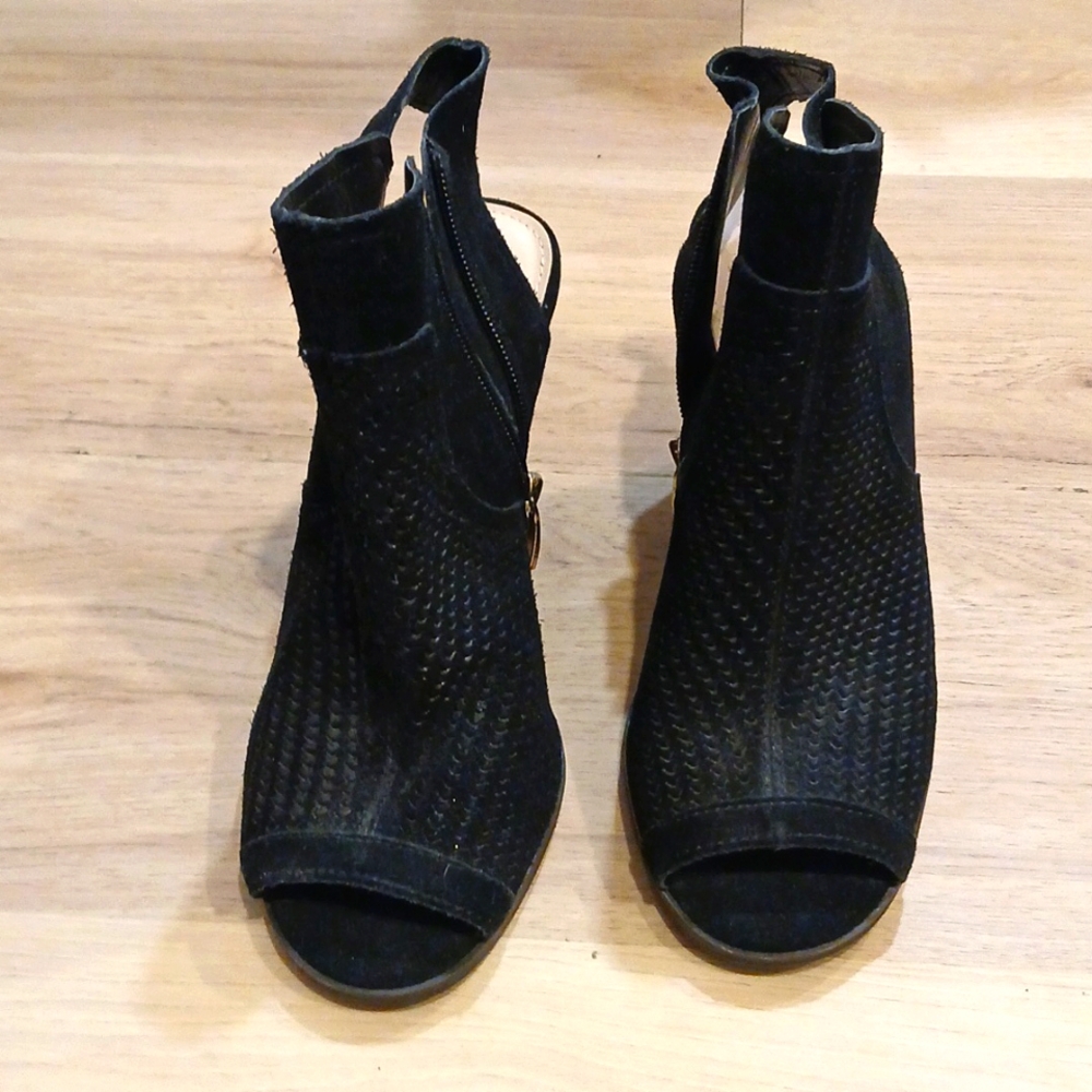 Open toe shoes